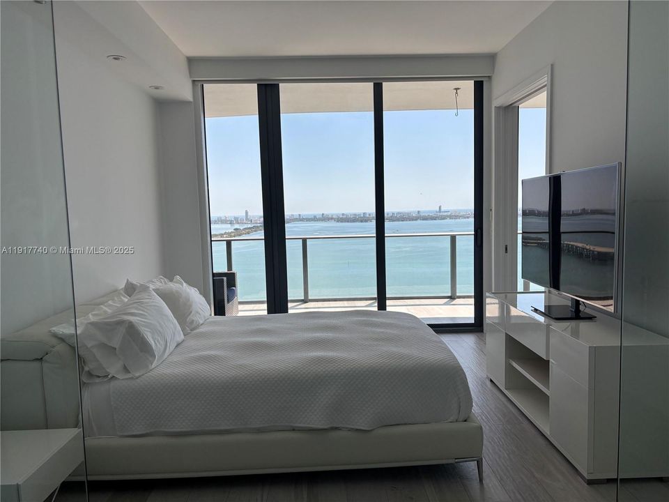 Active With Contract: $6,100 (2 beds, 3 baths, 1143 Square Feet)