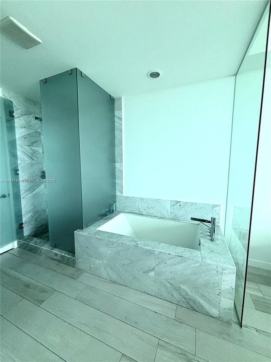 Active With Contract: $6,100 (2 beds, 3 baths, 1143 Square Feet)