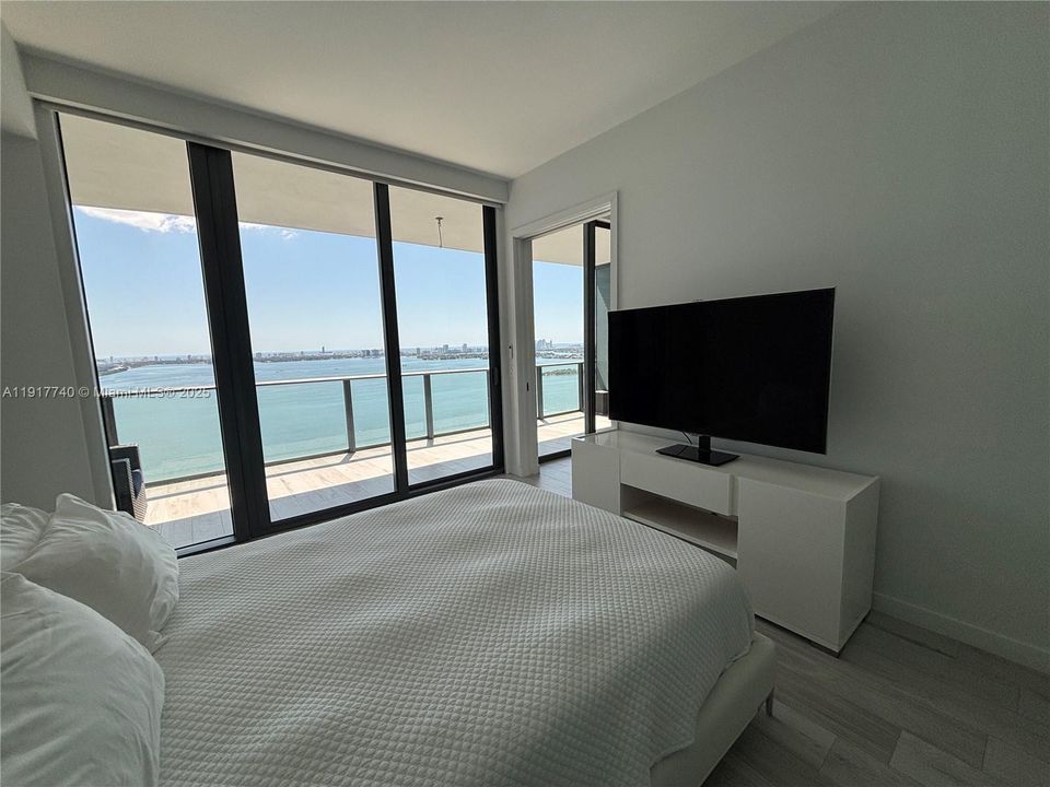 Active With Contract: $6,100 (2 beds, 3 baths, 1143 Square Feet)