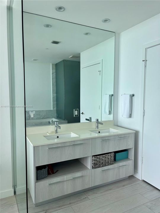 Active With Contract: $6,100 (2 beds, 3 baths, 1143 Square Feet)