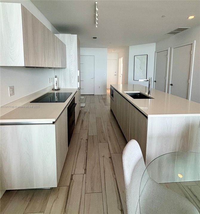 Active With Contract: $6,100 (2 beds, 3 baths, 1143 Square Feet)