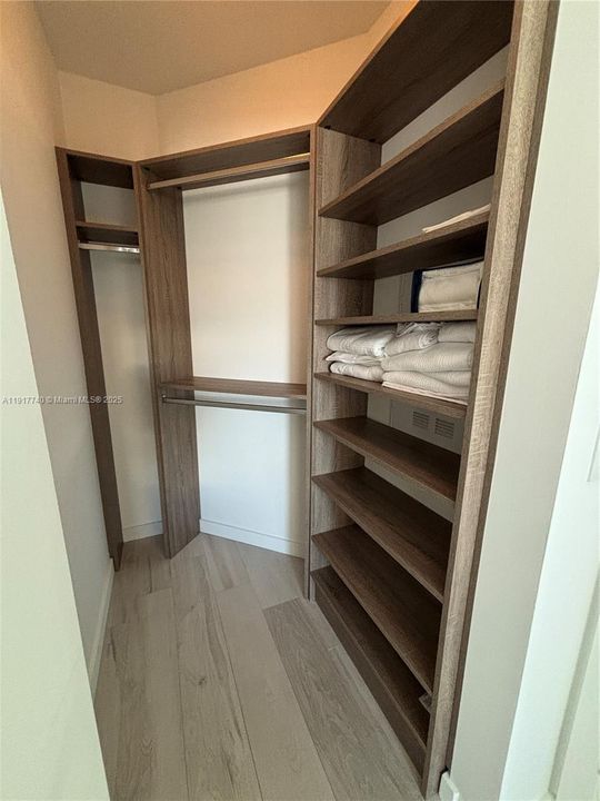 Active With Contract: $6,100 (2 beds, 3 baths, 1143 Square Feet)