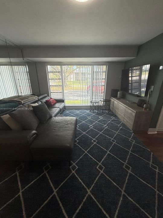 待售: $295,000 (3 贝兹, 2 浴室, 1230 平方英尺)