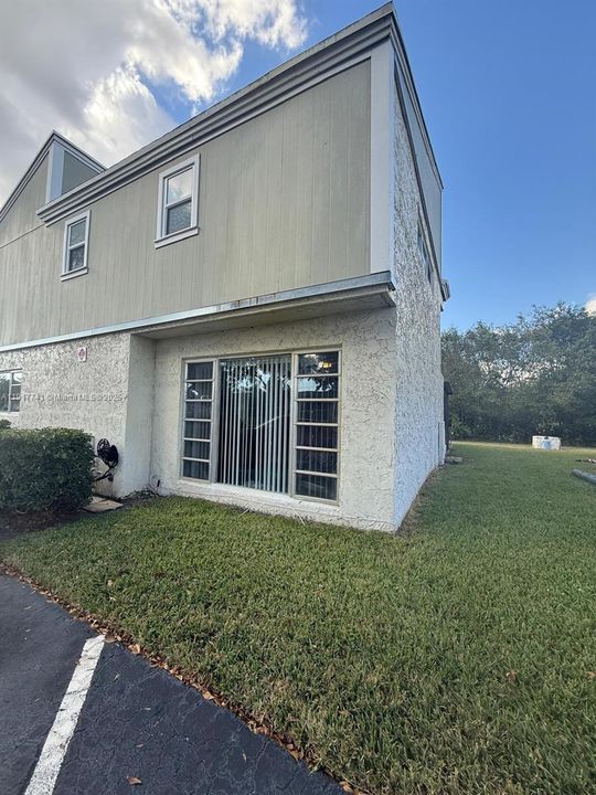 待售: $295,000 (3 贝兹, 2 浴室, 1230 平方英尺)