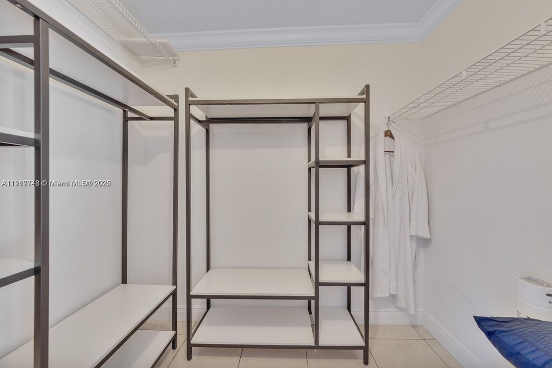 На продажу: $699,000 (4 спален, 2 ванн, 1834 Квадратных фут)