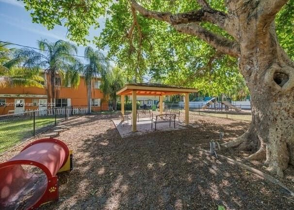 Active With Contract: $2,300 (2 beds, 2 baths, 999 Square Feet)