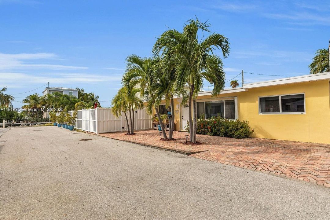 For Sale: $730,000 (3 beds, 2 baths, 1222 Square Feet)