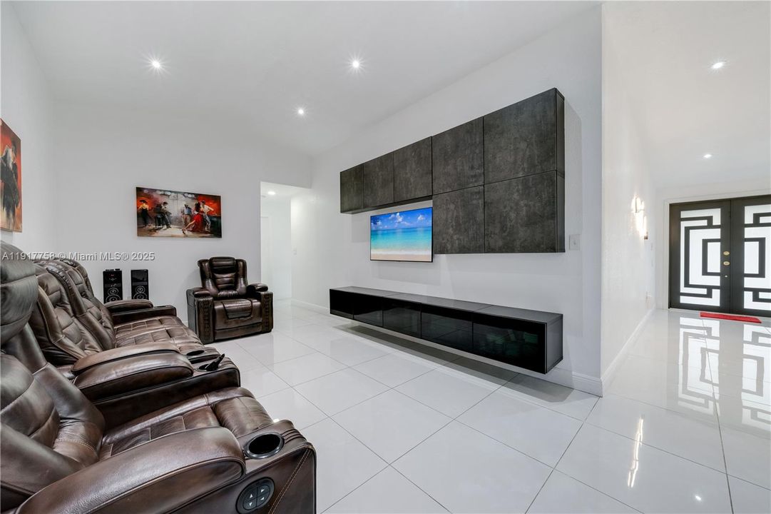 出租: $4,500 (4 贝兹, 2 浴室, 2278 平方英尺)