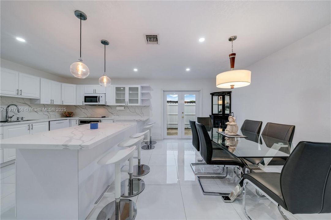 出租: $4,500 (4 贝兹, 2 浴室, 2278 平方英尺)