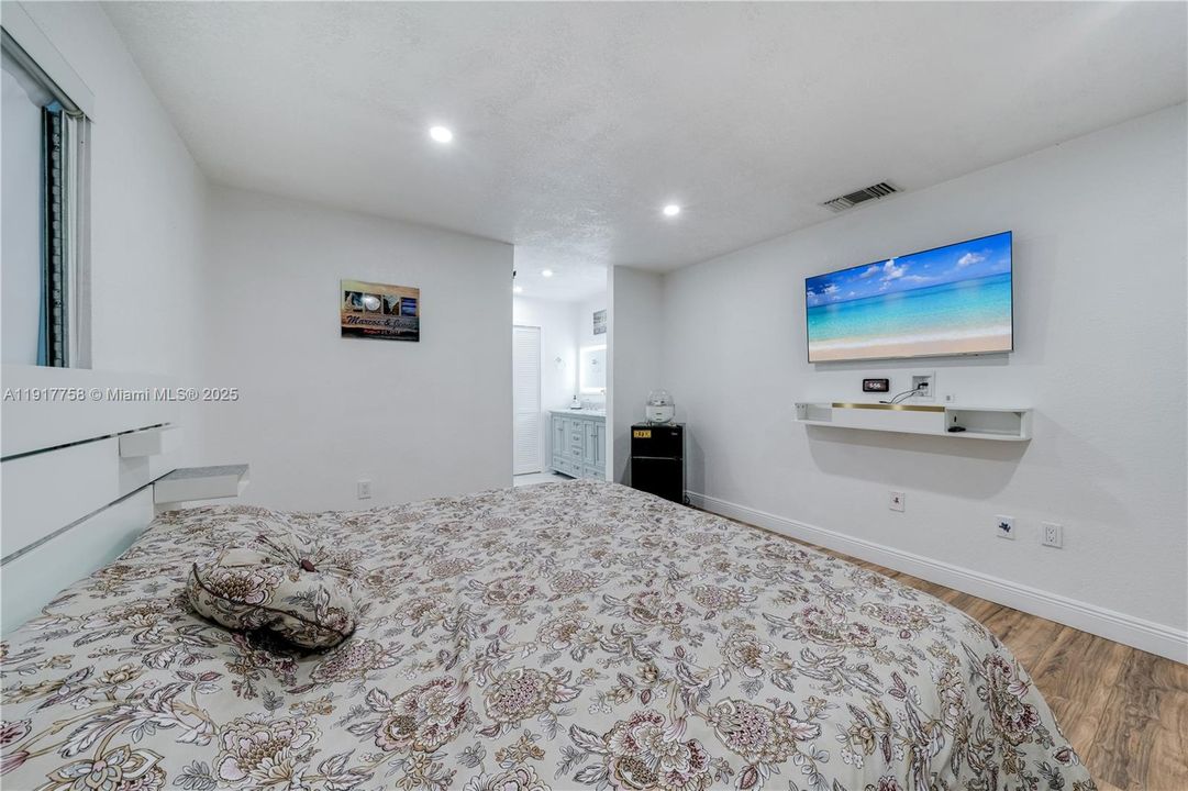 出租: $4,500 (4 贝兹, 2 浴室, 2278 平方英尺)