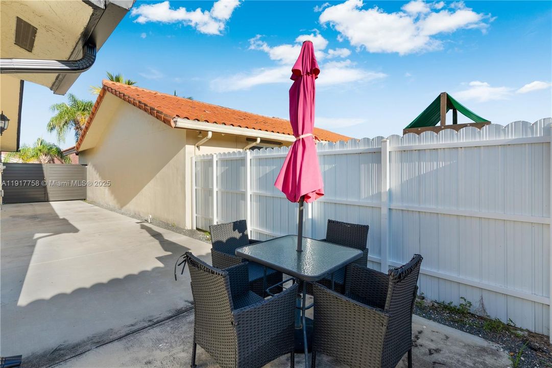 出租: $4,500 (4 贝兹, 2 浴室, 2278 平方英尺)