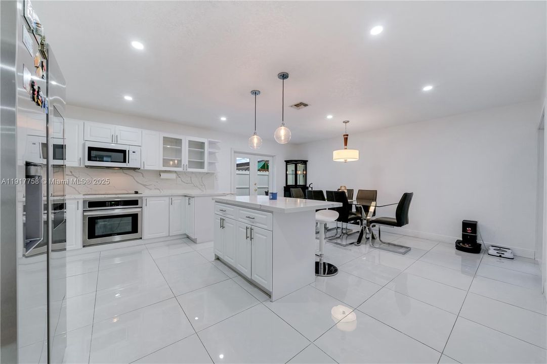 出租: $4,500 (4 贝兹, 2 浴室, 2278 平方英尺)