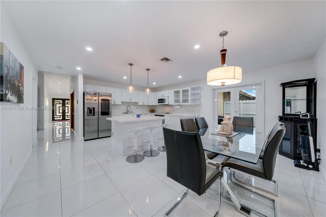 出租: $4,500 (4 贝兹, 2 浴室, 2278 平方英尺)