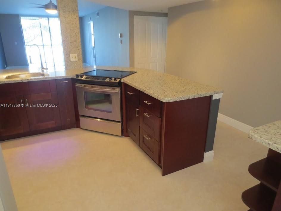 Под контрактом: $2,495 (2 спален, 2 ванн, 920 Квадратных фут)