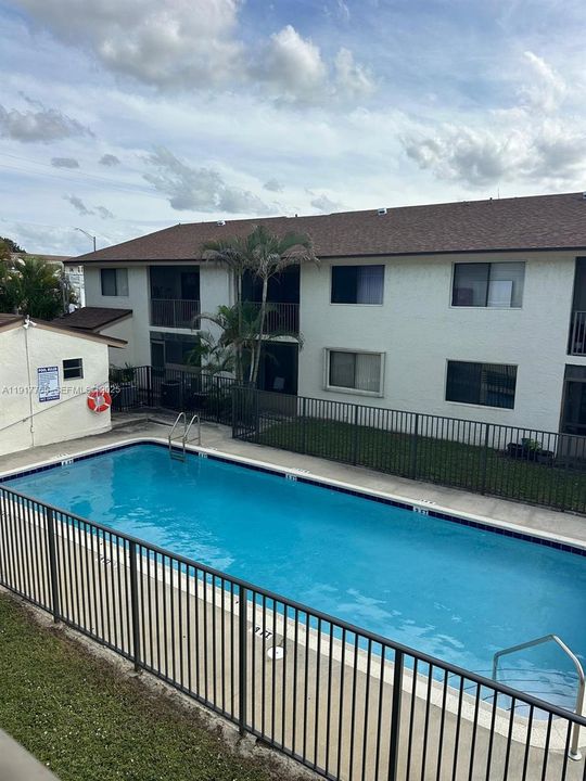 For Sale: $190,000 (2 beds, 2 baths, 825 Square Feet)