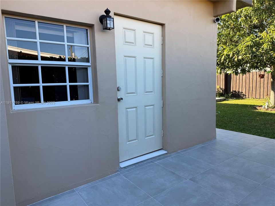 For Rent: $1,200 (1 beds, 1 baths, 700 Square Feet)