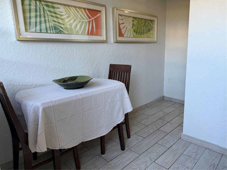 For Rent: $1,200 (1 beds, 1 baths, 700 Square Feet)