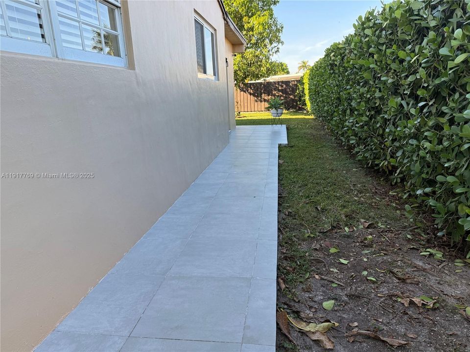 For Rent: $1,200 (1 beds, 1 baths, 700 Square Feet)