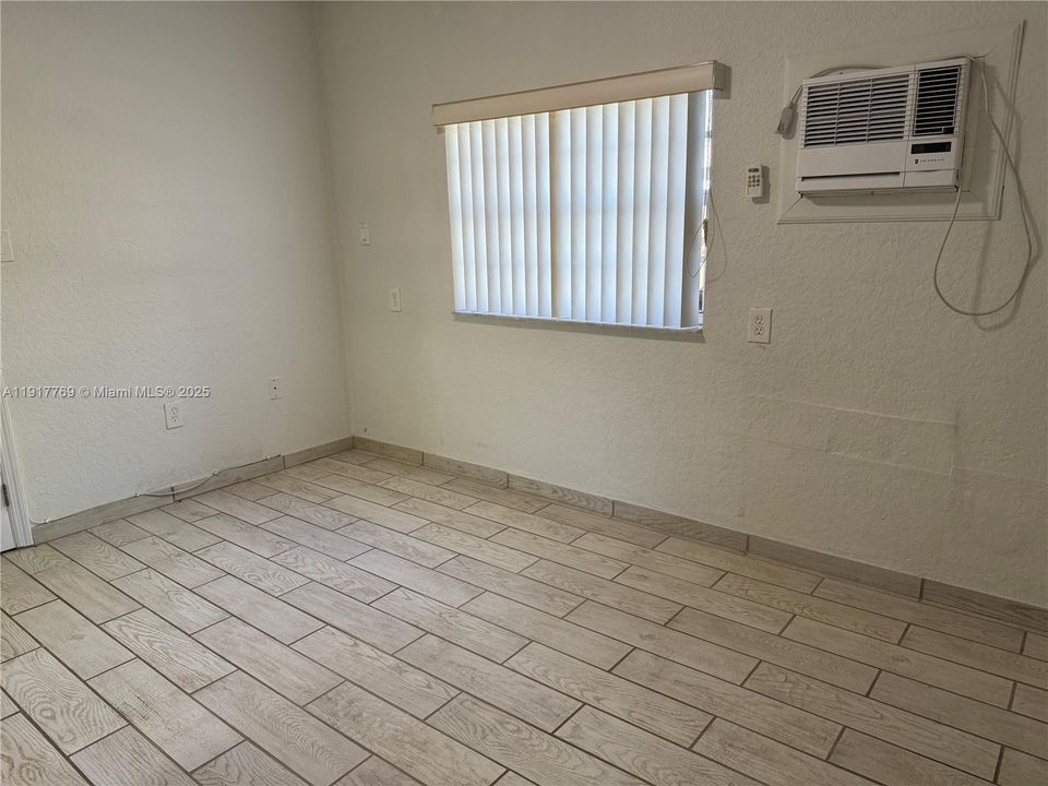 For Rent: $1,200 (1 beds, 1 baths, 700 Square Feet)