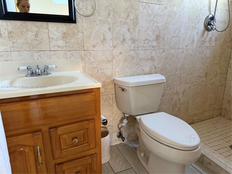 For Rent: $1,200 (1 beds, 1 baths, 700 Square Feet)