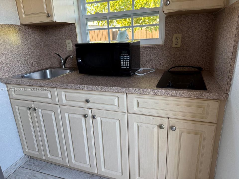 For Rent: $1,200 (1 beds, 1 baths, 700 Square Feet)