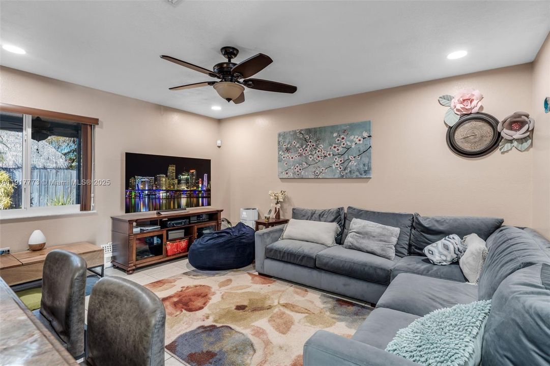 En Venta: $619,999 (3 camas, 2 baños, 1455 Pies cuadrados)