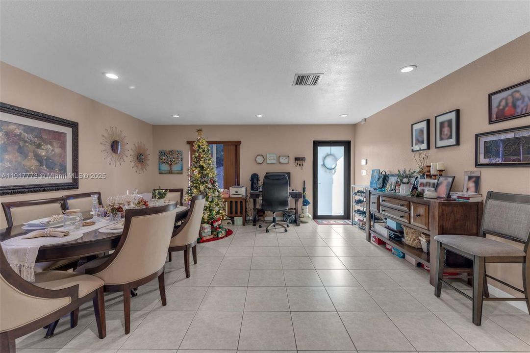 En Venta: $619,999 (3 camas, 2 baños, 1455 Pies cuadrados)