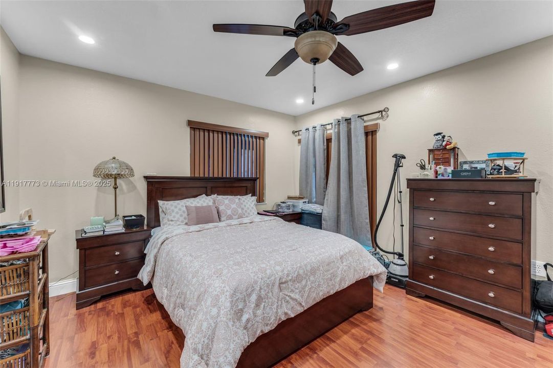 En Venta: $619,999 (3 camas, 2 baños, 1455 Pies cuadrados)