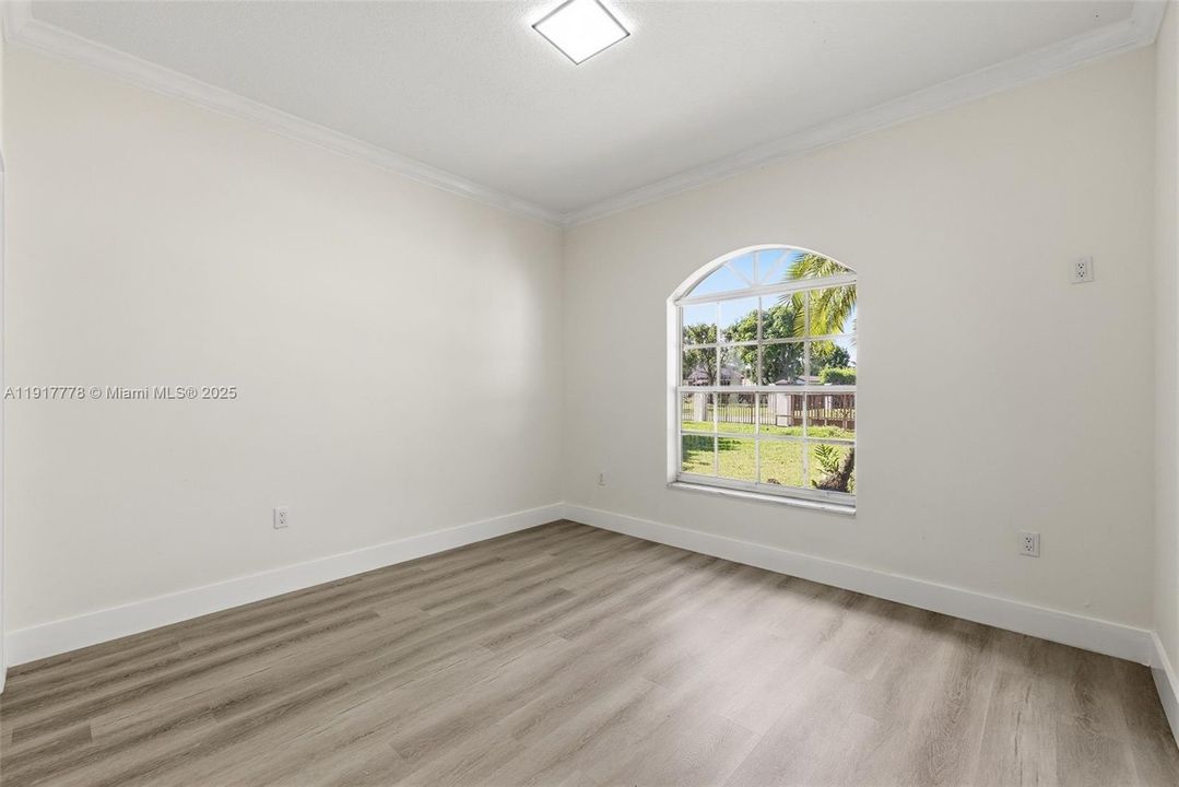 En Venta: $780,000 (4 camas, 2 baños, 1988 Pies cuadrados)