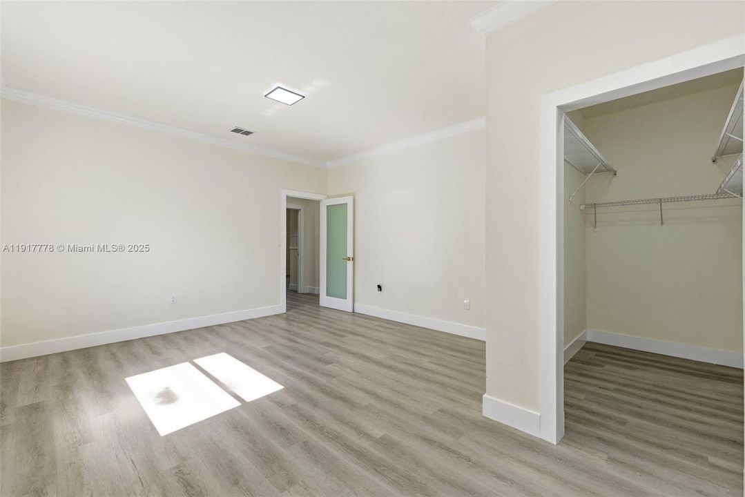 En Venta: $780,000 (4 camas, 2 baños, 1988 Pies cuadrados)