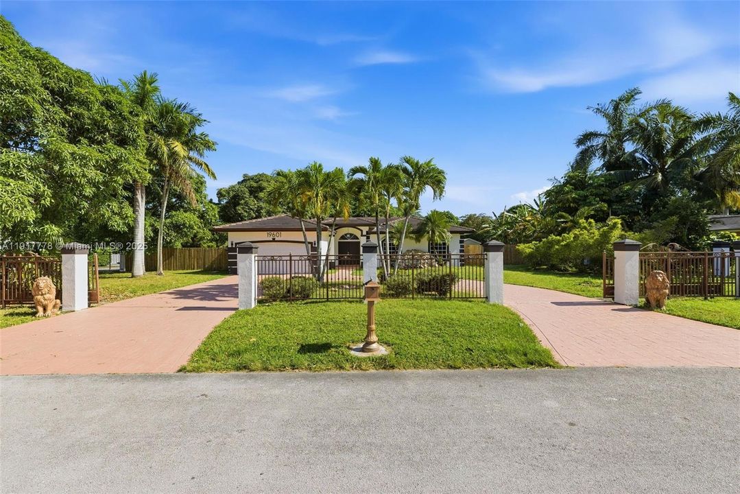 En Venta: $780,000 (4 camas, 2 baños, 1988 Pies cuadrados)