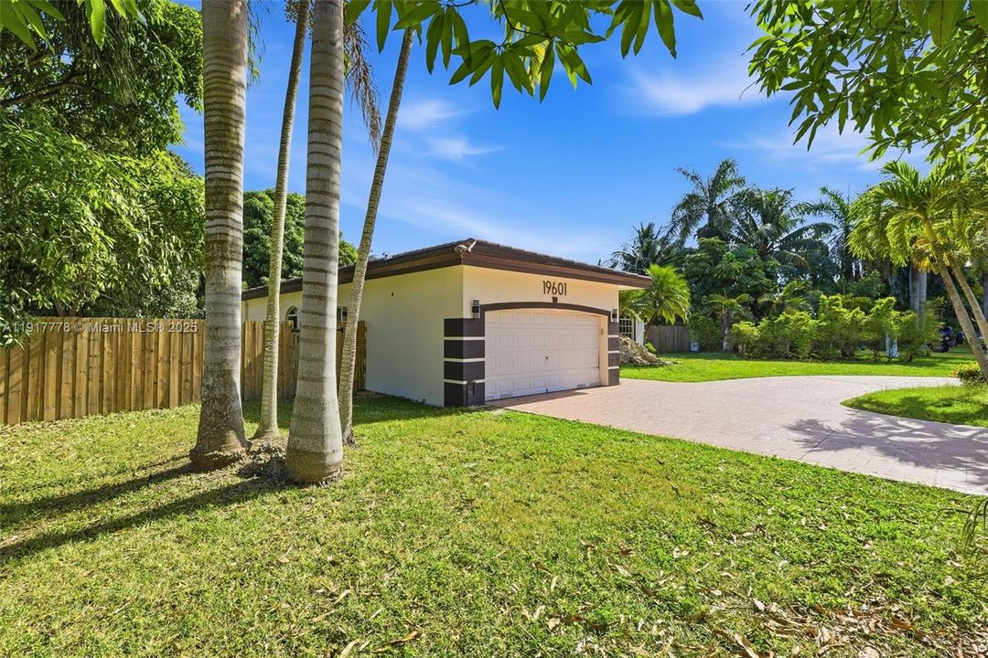 En Venta: $780,000 (4 camas, 2 baños, 1988 Pies cuadrados)