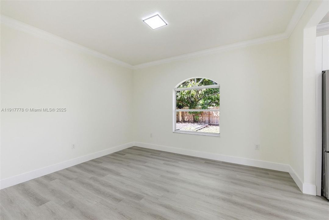 En Venta: $780,000 (4 camas, 2 baños, 1988 Pies cuadrados)