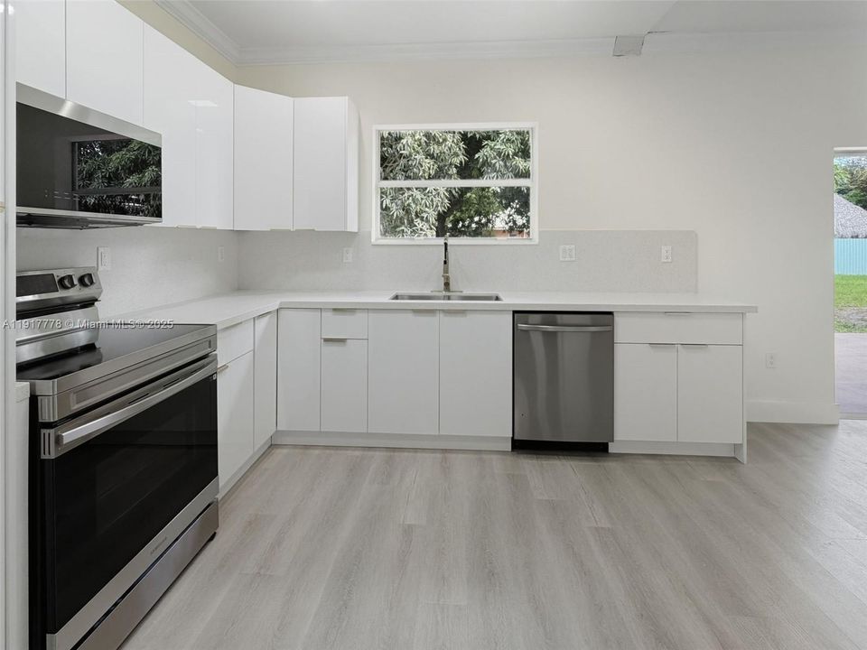 En Venta: $780,000 (4 camas, 2 baños, 1988 Pies cuadrados)