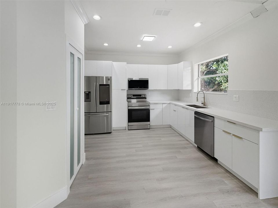 En Venta: $780,000 (4 camas, 2 baños, 1988 Pies cuadrados)