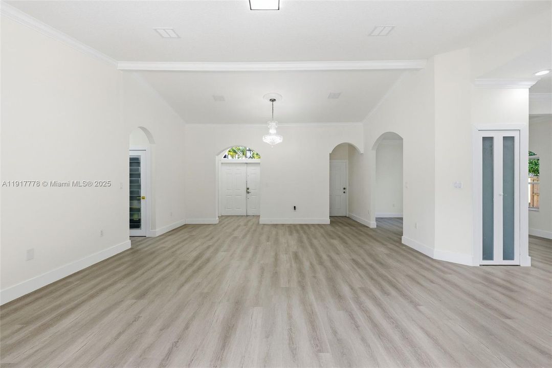 En Venta: $780,000 (4 camas, 2 baños, 1988 Pies cuadrados)