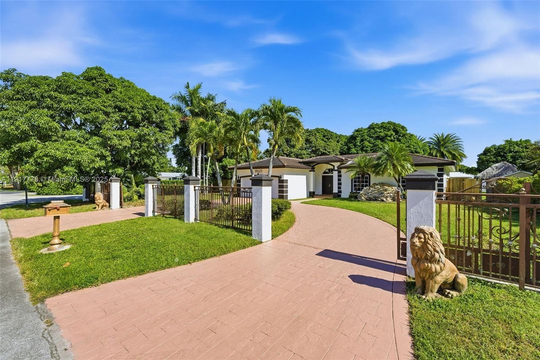 En Venta: $780,000 (4 camas, 2 baños, 1988 Pies cuadrados)