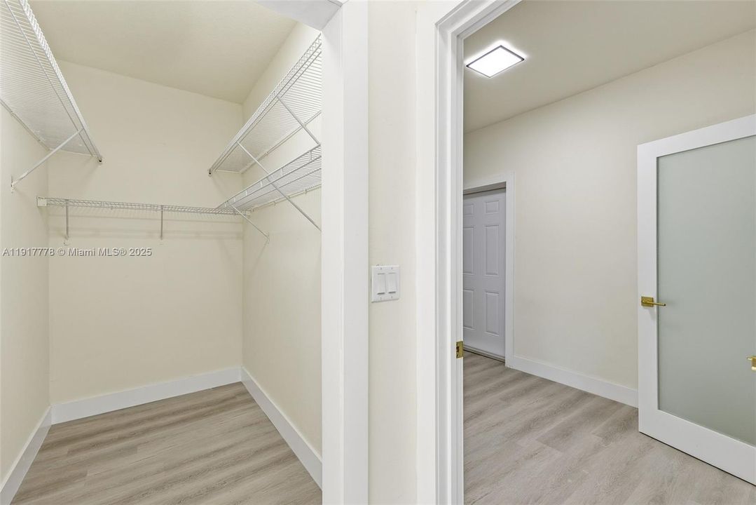 En Venta: $780,000 (4 camas, 2 baños, 1988 Pies cuadrados)