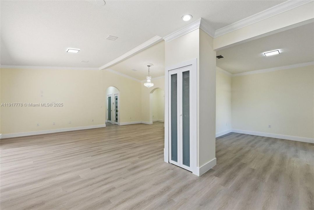 En Venta: $780,000 (4 camas, 2 baños, 1988 Pies cuadrados)