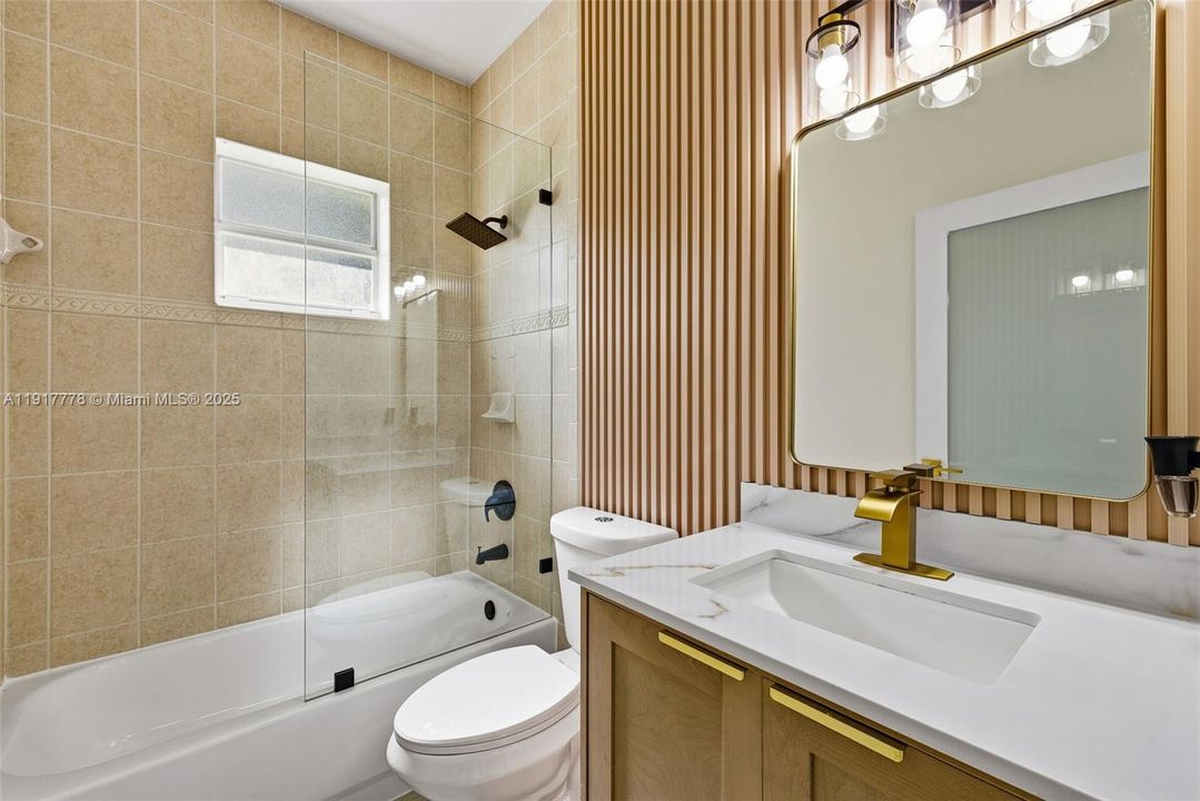 En Venta: $780,000 (4 camas, 2 baños, 1988 Pies cuadrados)