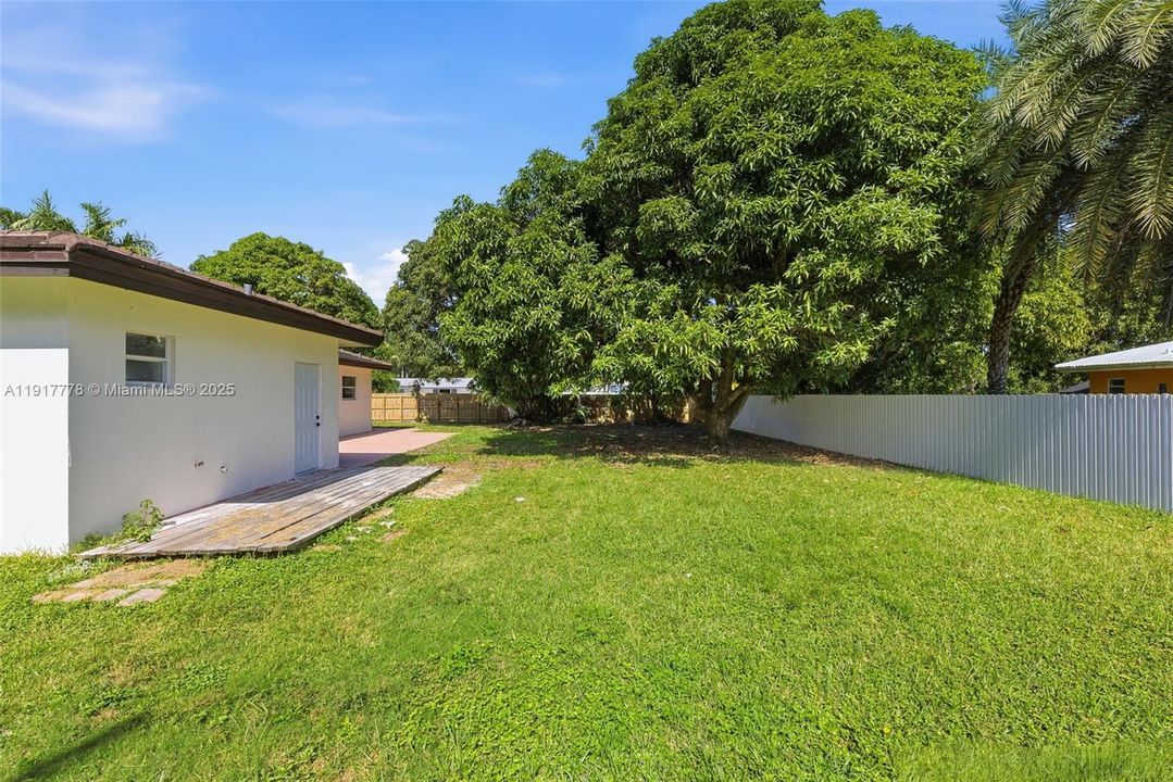 En Venta: $780,000 (4 camas, 2 baños, 1988 Pies cuadrados)