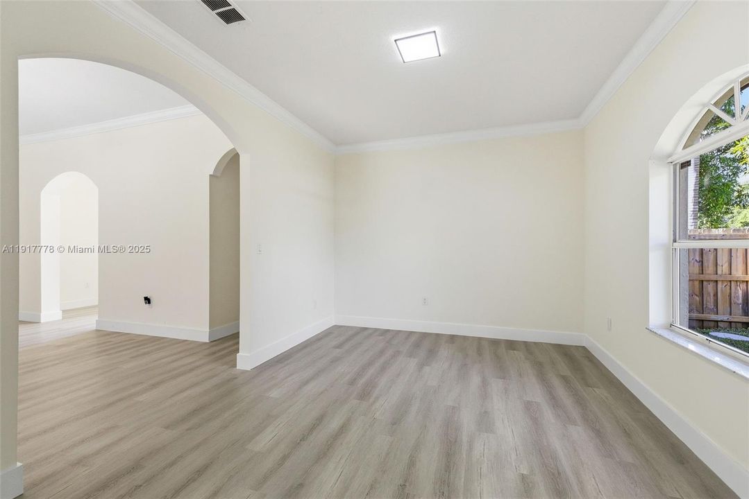 En Venta: $780,000 (4 camas, 2 baños, 1988 Pies cuadrados)