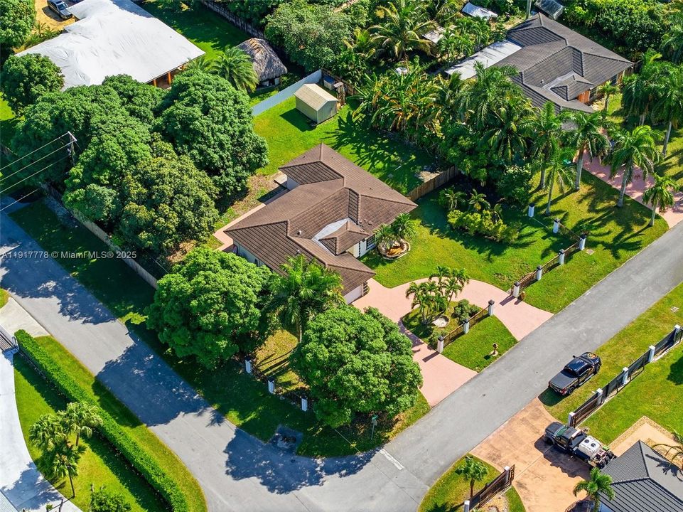 En Venta: $780,000 (4 camas, 2 baños, 1988 Pies cuadrados)