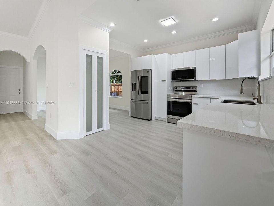 En Venta: $780,000 (4 camas, 2 baños, 1988 Pies cuadrados)