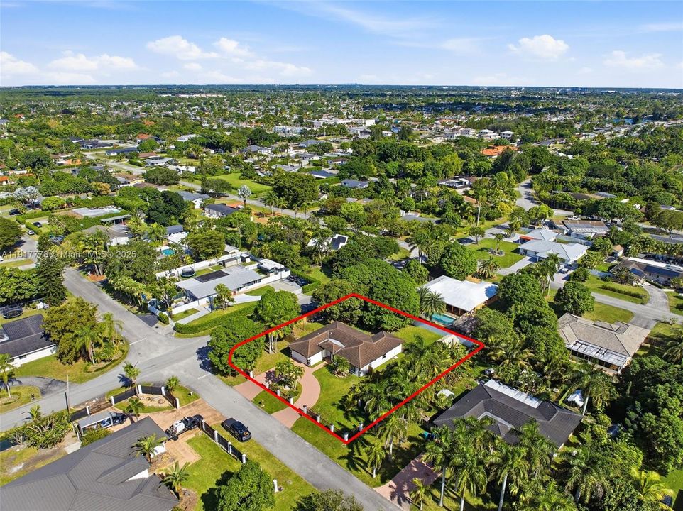 En Venta: $780,000 (4 camas, 2 baños, 1988 Pies cuadrados)