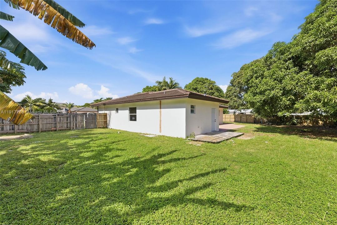 En Venta: $780,000 (4 camas, 2 baños, 1988 Pies cuadrados)