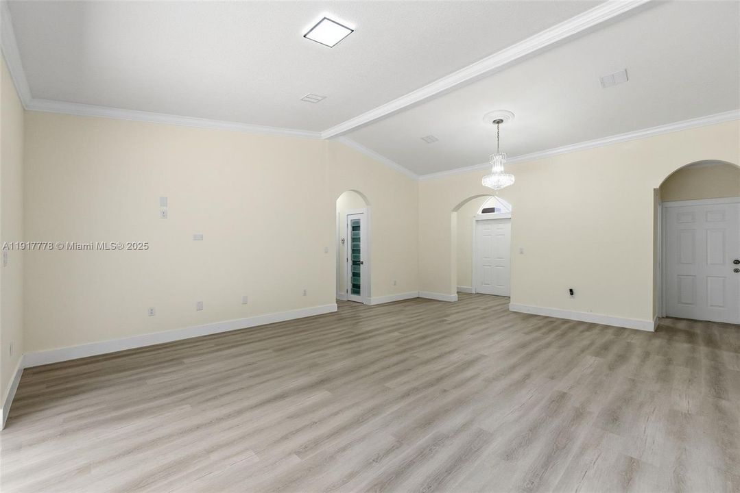 En Venta: $780,000 (4 camas, 2 baños, 1988 Pies cuadrados)