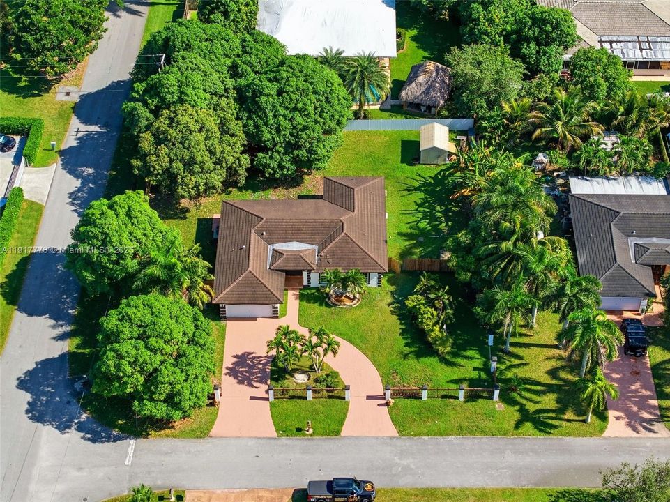 En Venta: $780,000 (4 camas, 2 baños, 1988 Pies cuadrados)