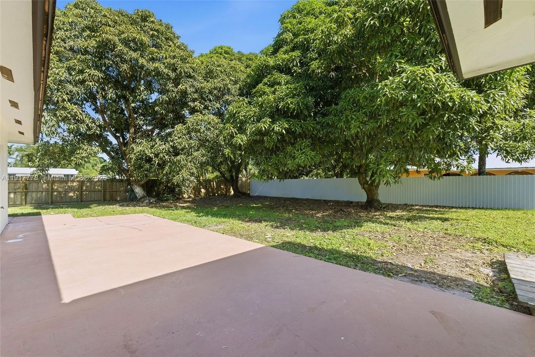 En Venta: $780,000 (4 camas, 2 baños, 1988 Pies cuadrados)