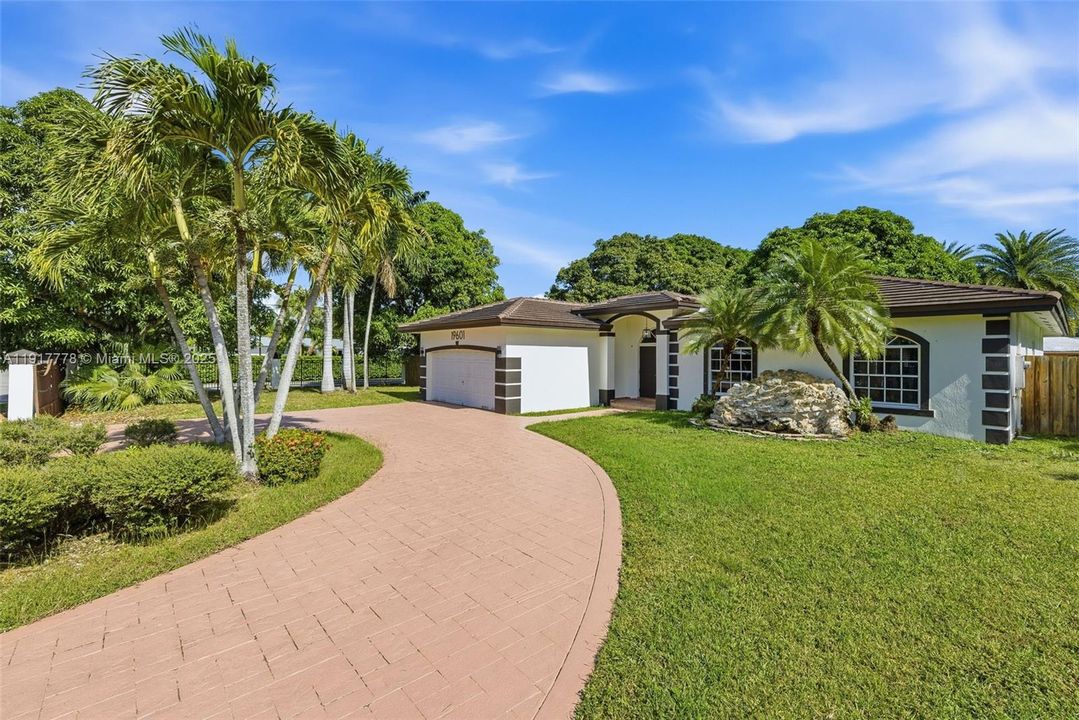 En Venta: $780,000 (4 camas, 2 baños, 1988 Pies cuadrados)